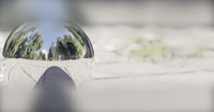 銀鏡塗装で鏡面に仕上げた球体オブジェ